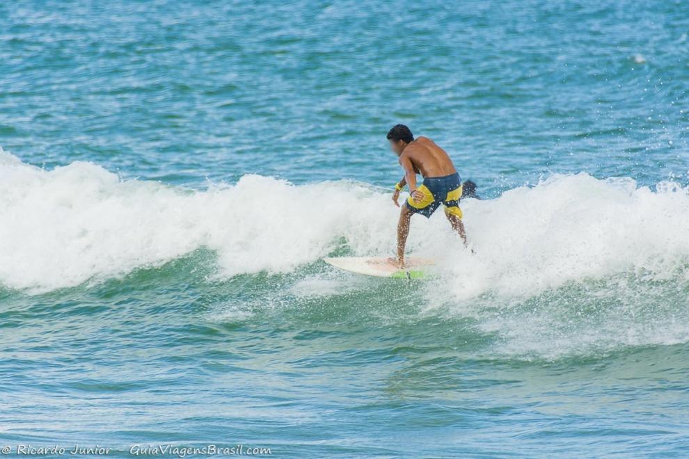 Imagem de surf na Praia da Tiririca.